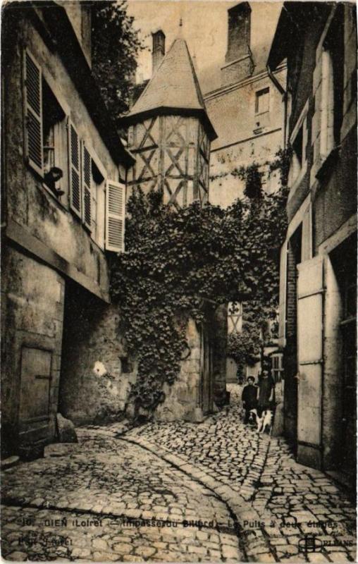 Carte postale ancienne Gien - Impasse du Billard à Gien