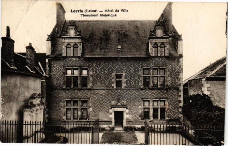 Carte postale ancienne Lorris - Hotel de Ville à Lorris