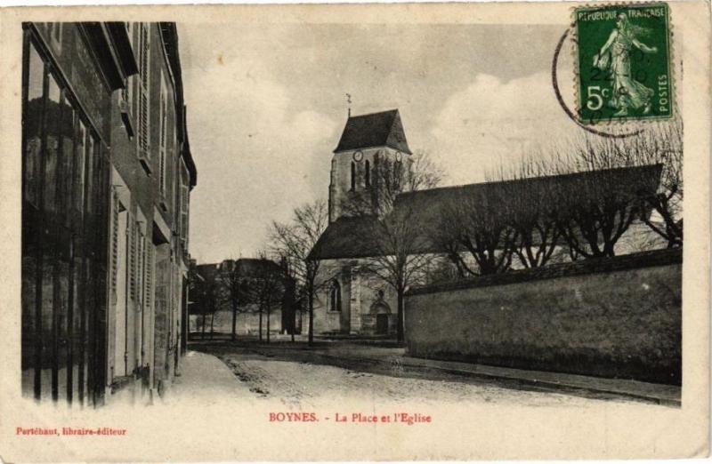 Carte postale ancienne Boynes - La Place et l'Eglise à Boynes