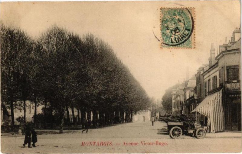 Carte postale ancienne Montargis - Avenue Victor Hugo à Montargis