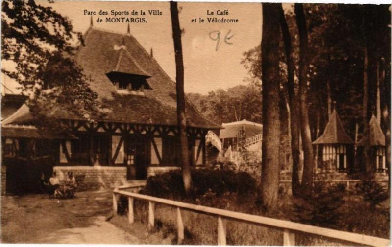 Carte postale ancienne Montargis - Le Cafe et le Velodrome à Montargis