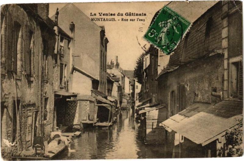 Carte postale ancienne Montargis - Rue sur l'eau à Montargis