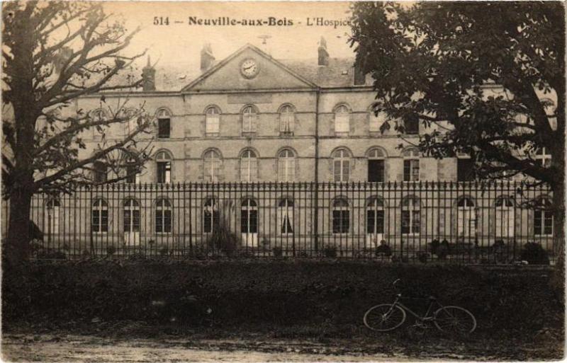 Carte postale ancienne Neuville-aux-Bois - L'Hospice à Neuville-aux-Bois