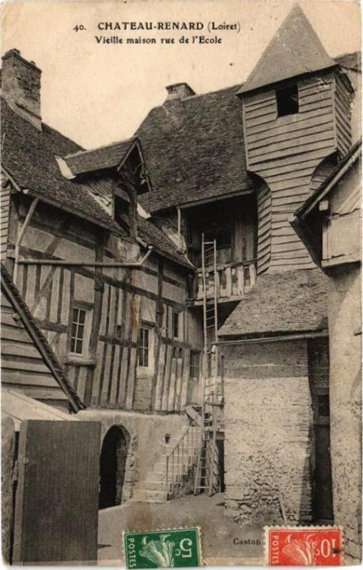 Carte postale ancienne Chateau-Renard - Vieille maison rue de l'Ecole à Château-Renard