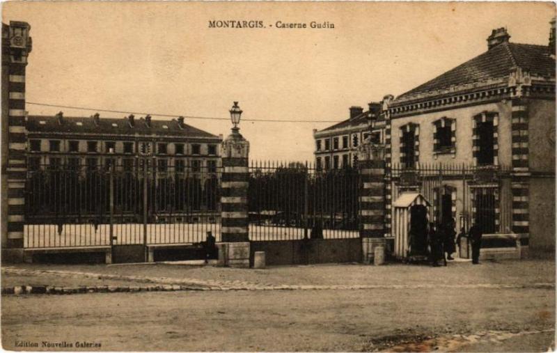 Carte postale ancienne Montargis - Caserne Gudin à Montargis