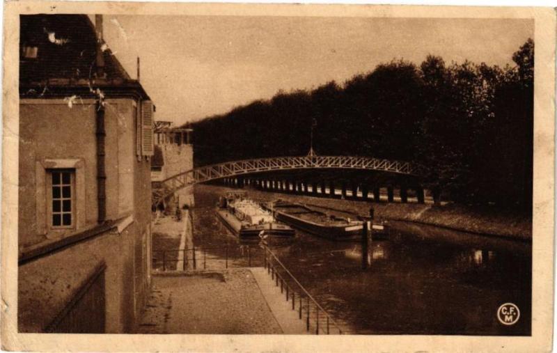 Carte postale ancienne Montargis - Le Canal et la Passerelle à Montargis