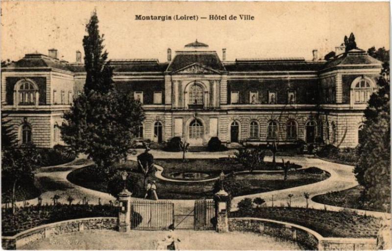 Carte postale ancienne Montargis - Hotel de Ville à Montargis