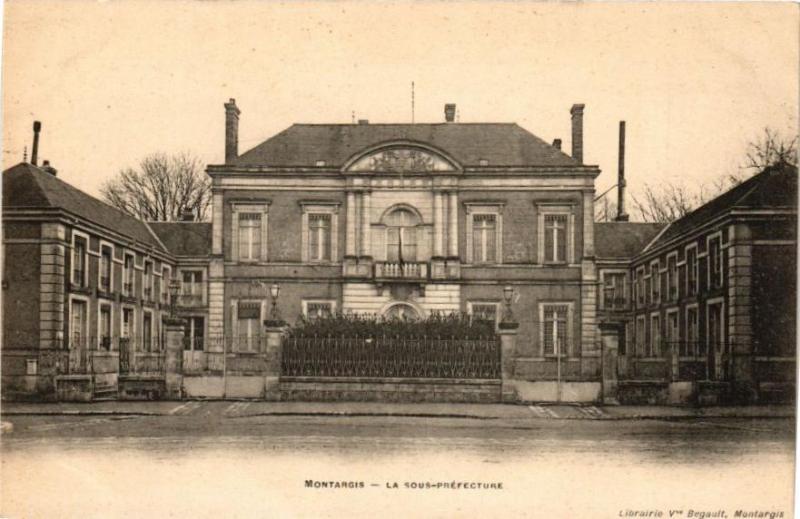 Carte postale ancienne Montargis - La Sous-Prefecture à Montargis