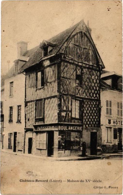 Carte postale ancienne Chateau-Renard - Maison du Xv siecle à Château-Renard
