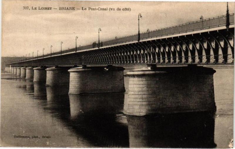 Carte postale ancienne Le Loiret - Briare - Le Pont-Canal (vu de cote) à Briare