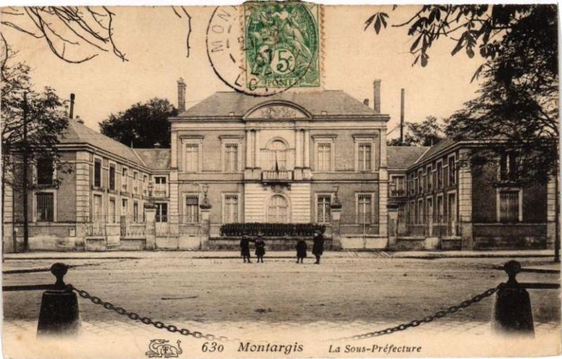 Carte postale ancienne Montargis - La Sous - Prefecture à Montargis
