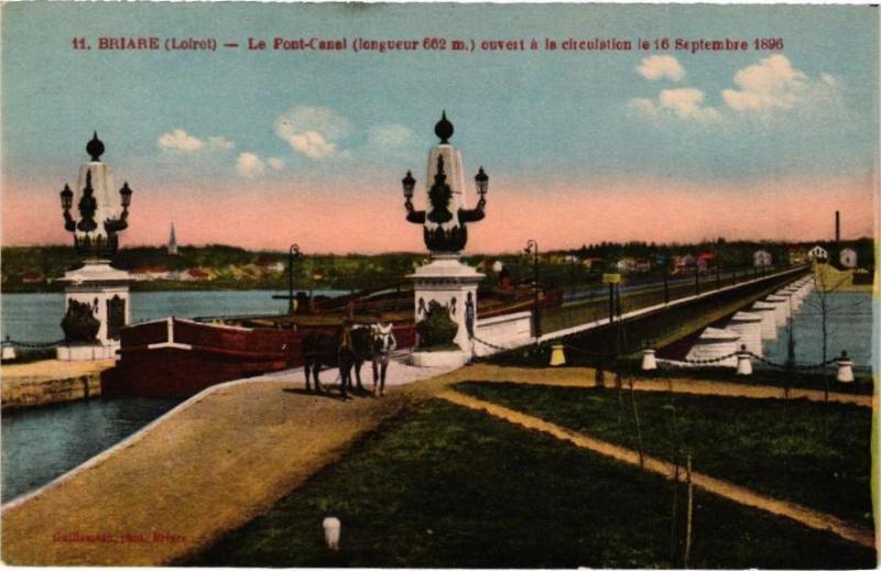 Carte postale ancienne Briare - Le Pont-Canal (long.662 m) ouvert a la circulation à Briare