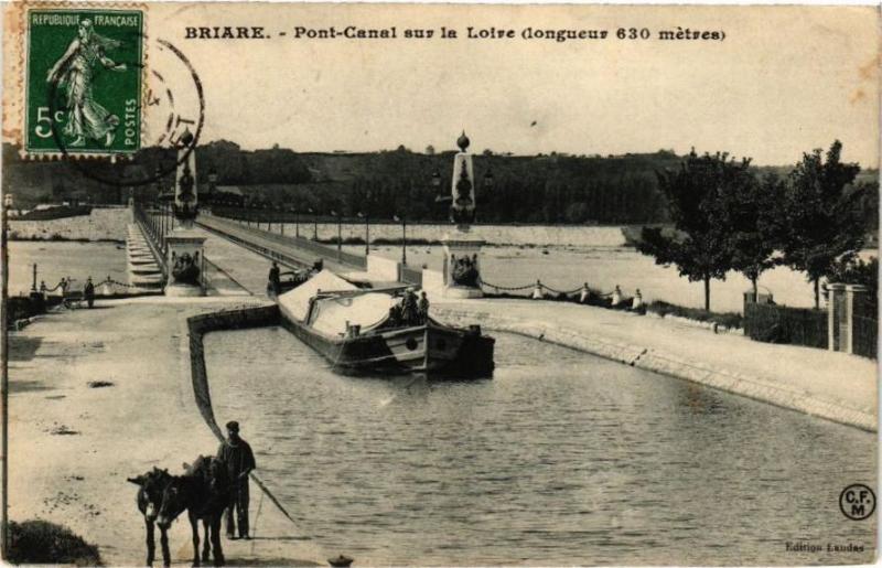 Carte postale ancienne Briare - Pont-Canal sur la Loire (Long. 630 metres) à Briare