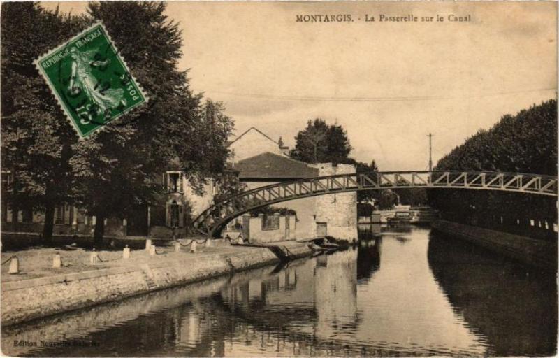 Carte postale ancienne Montargis - La Passerelle sur le Canal à Montargis