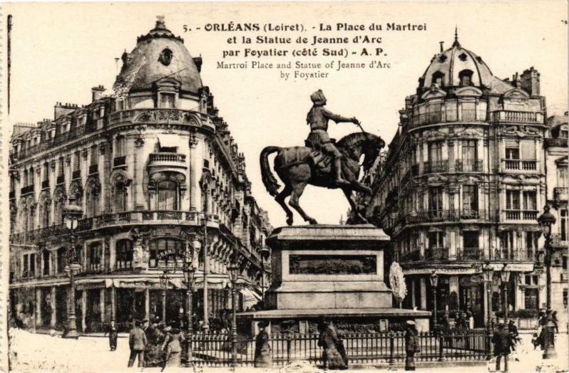 Carte postale ancienne Orleans - La Place du Martroi à Orléans