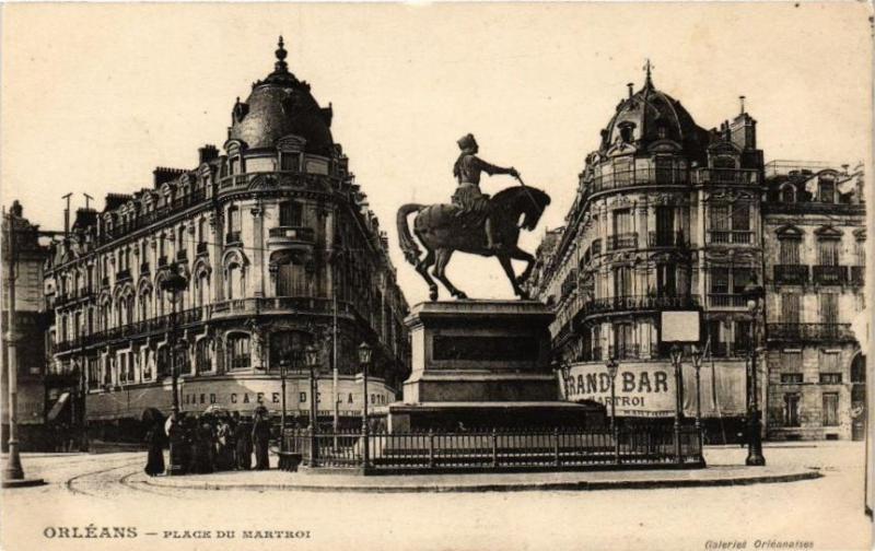 Carte postale ancienne Orleans - Place du Martroi à Orléans