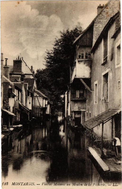 Carte postale ancienne Montargis - Vieilles Maisons au Moulin de la Pecherie à Montargis