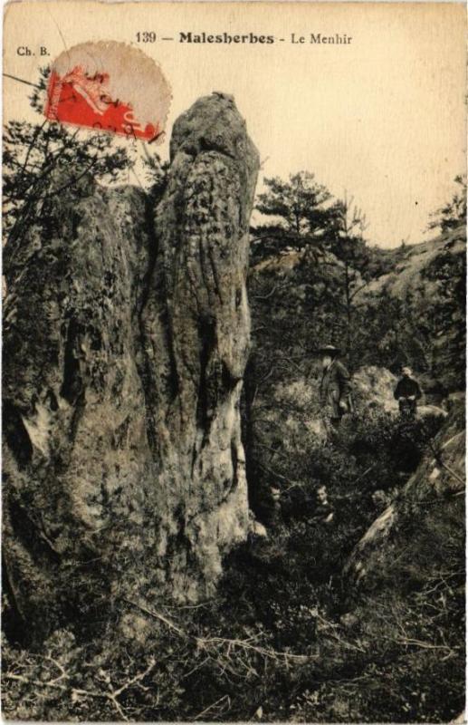Carte postale ancienne Malesherbes - Le Menhir