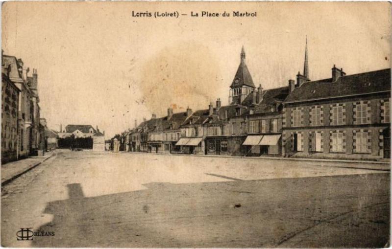Carte postale ancienne Lorris - La Place du Martroi à Lorris