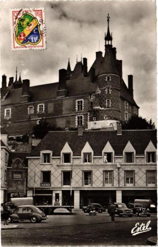 Carte postale ancienne Gien - Le Chateau et la Place à Gien