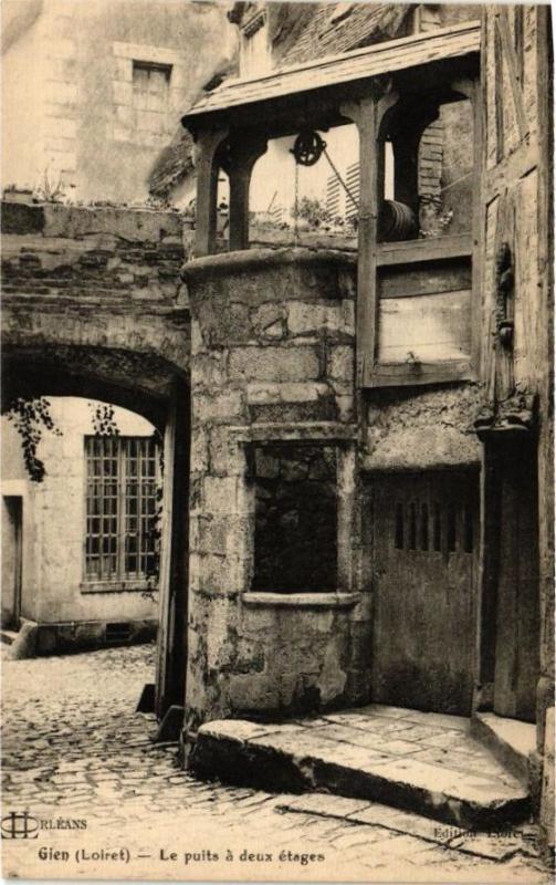 Carte postale ancienne Gien - Le puits a deux etages à Gien