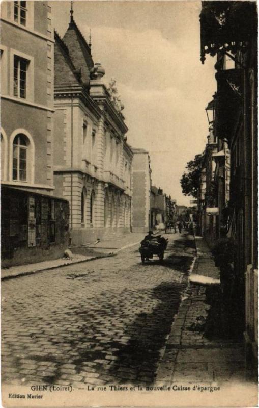 Carte postale ancienne Gien - La Rue Thiers à Gien