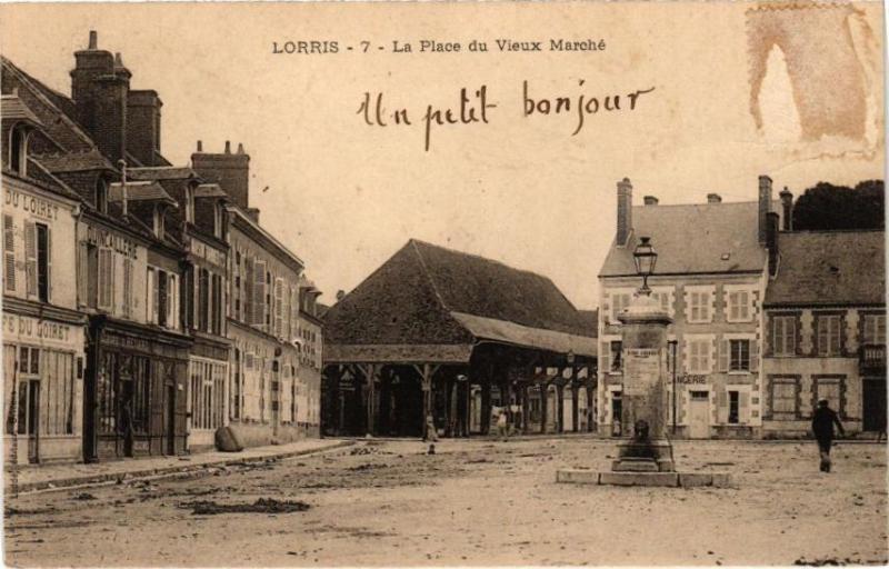 Carte postale ancienne Lorris - La Place du Vieux à Lorris