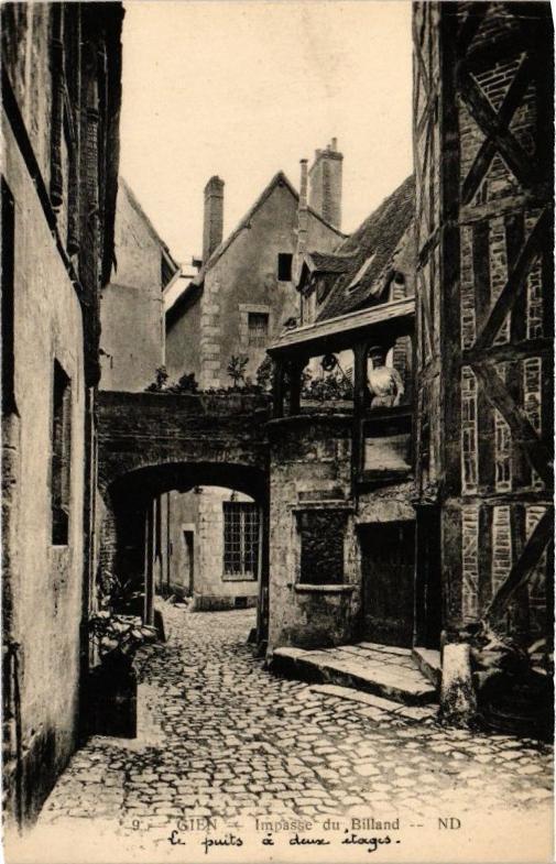 Carte postale ancienne Gien - Impasse du Billard à Gien