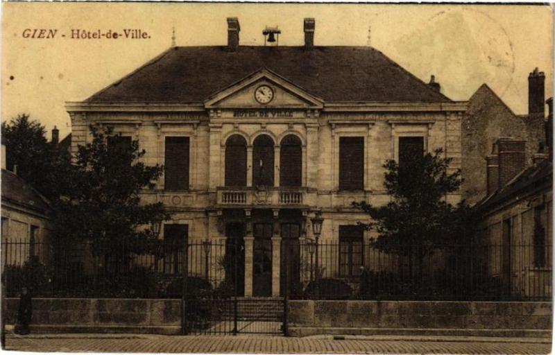 Carte postale ancienne Gien - Hotel de Ville à Gien