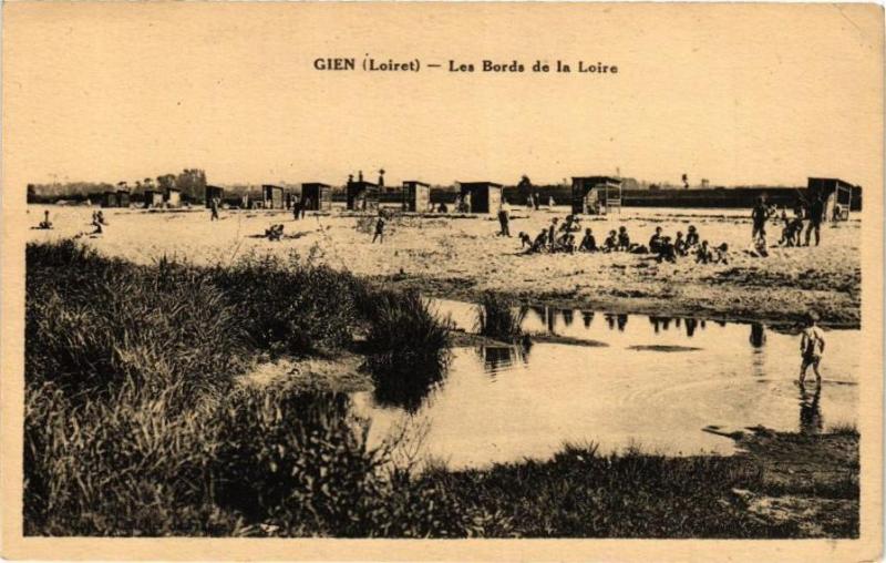 Carte postale ancienne Gien - Les Bords de la Loire à Gien