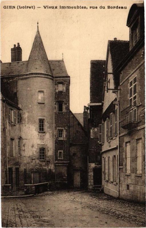 Carte postale ancienne Gien - Vieux Immeubles à Gien