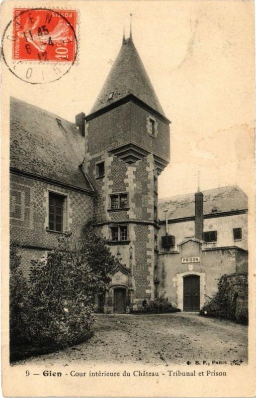 Carte postale ancienne Gien - Cour interieure du Chateau à Gien