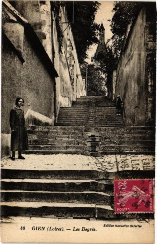 Carte postale ancienne Gien - Les Degres à Gien