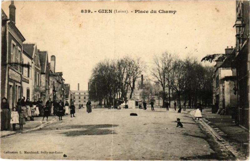 Carte postale ancienne Gien - Place du Champ à Gien