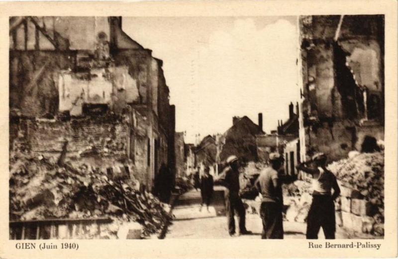 Carte postale ancienne Gien - Rue Bernard-PALissy à Gien