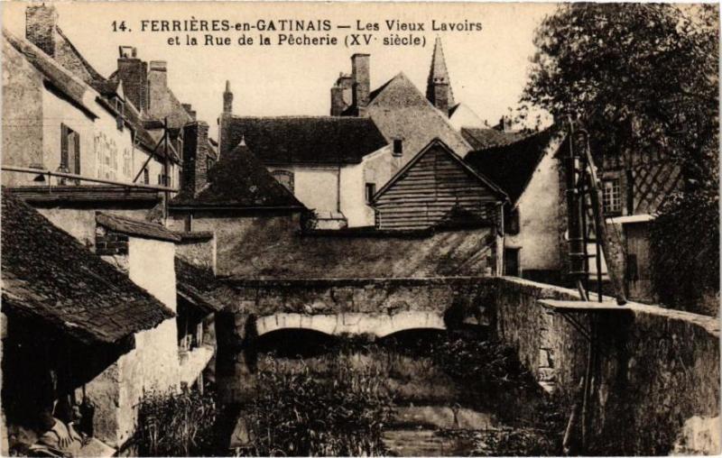 Carte postale ancienne Ferrieres-en-Gatinais-Les Vieux Lavoirs et la Rue de la Pecherie