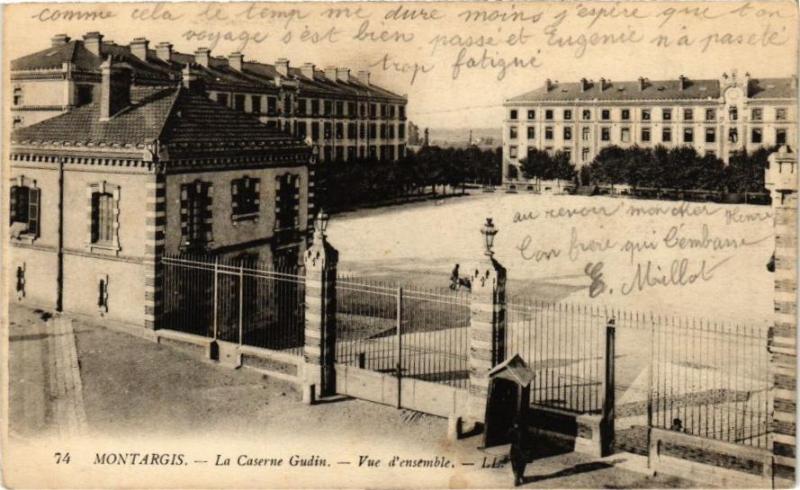 Carte postale ancienne Montargis - La Caserne Goudin - Vue d'ensemble à Montargis