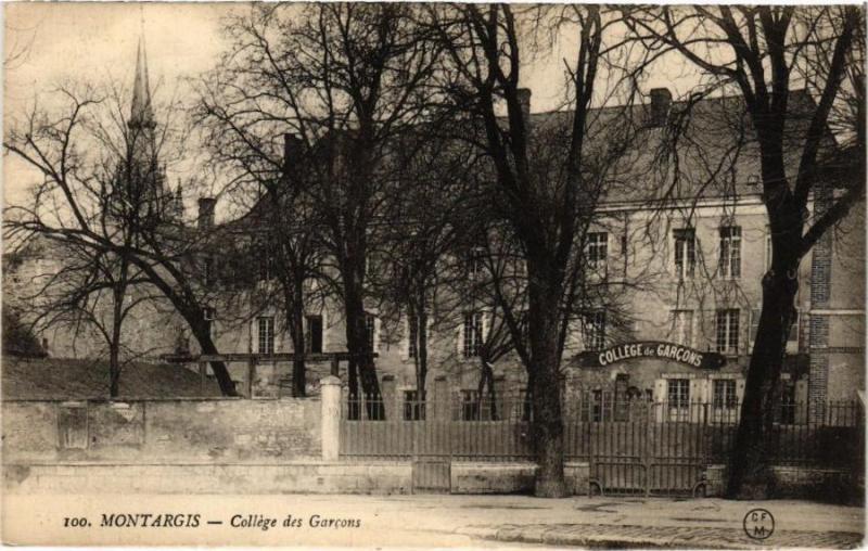 Carte postale ancienne Montargis - College des Garcons à Montargis