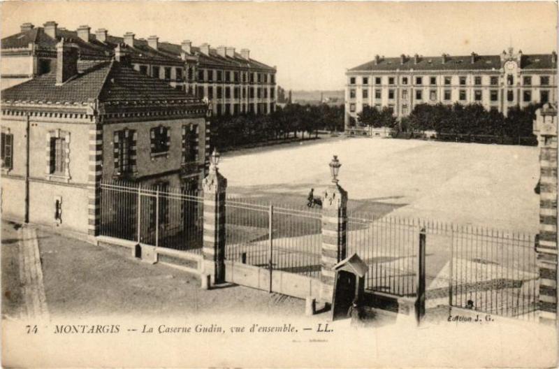 Carte postale ancienne Montargis - La Caserne Gudin vue d'ensemble à Montargis