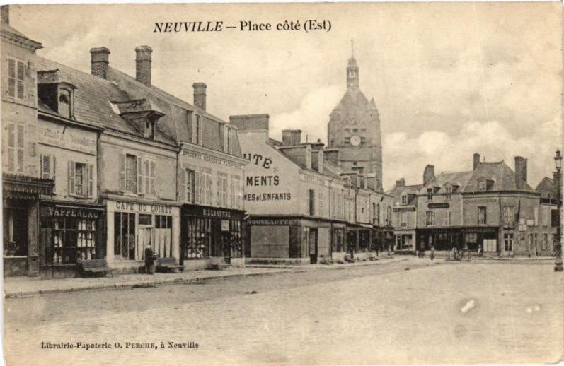 Carte postale ancienne Neuville - Place cote (Est)