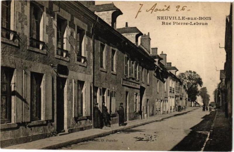 Carte postale ancienne Neuville-aux-Bois - Rue Pierre-Lebrun à Neuville-aux-Bois