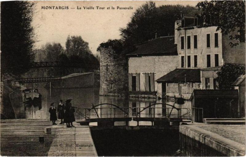 Carte postale ancienne Montargis - La Vieille Tour et la Passerelle à Montargis