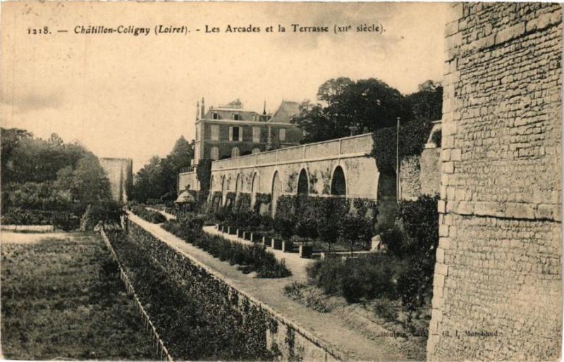 Carte postale ancienne Chatillon - Coligny - Les Arcades et la Terrasse