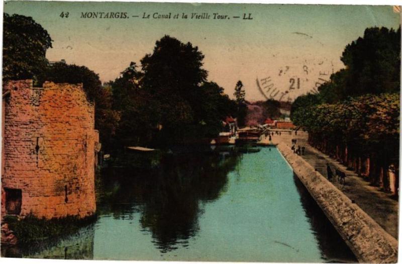 Carte postale ancienne Montargis - Le Canal et la Vieille Tour à Montargis
