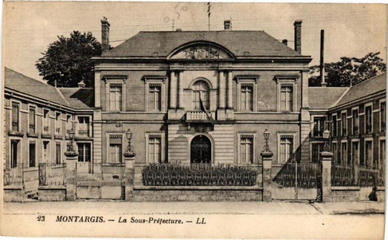 Carte postale ancienne Montargis - La Sous-Prefecture à Montargis