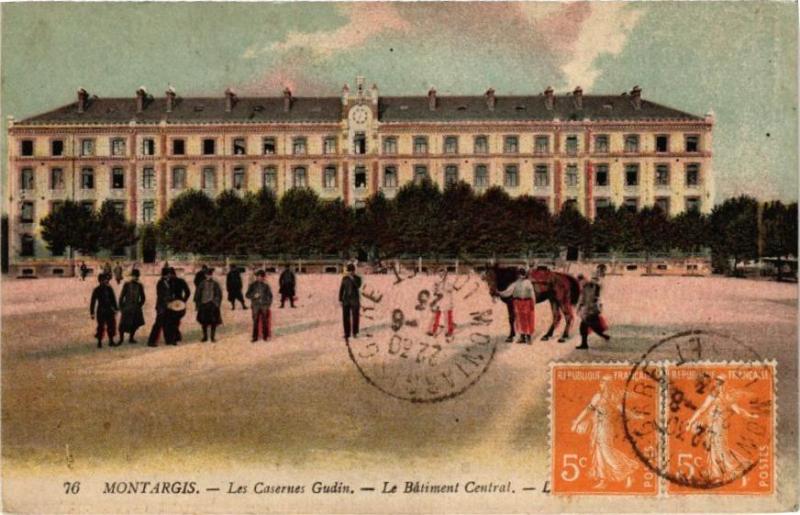 Carte postale ancienne Montargis - Les Casernes Gudin - Le Batiment Central à Montargis