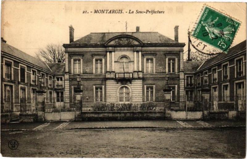 Carte postale ancienne Montargis - La Sous-Prefecture à Montargis