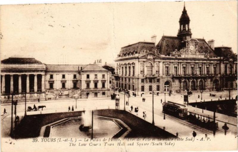 Carte postale ancienne Tours-Le Palais de Justice l'Hotel de Ville et la Place à Tours