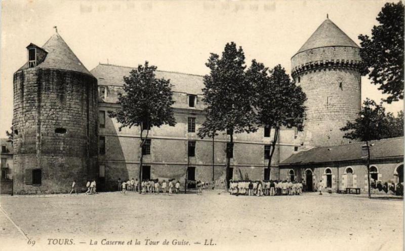 Carte postale ancienne Tours-La Caserne et la Tour de Guise à Tours