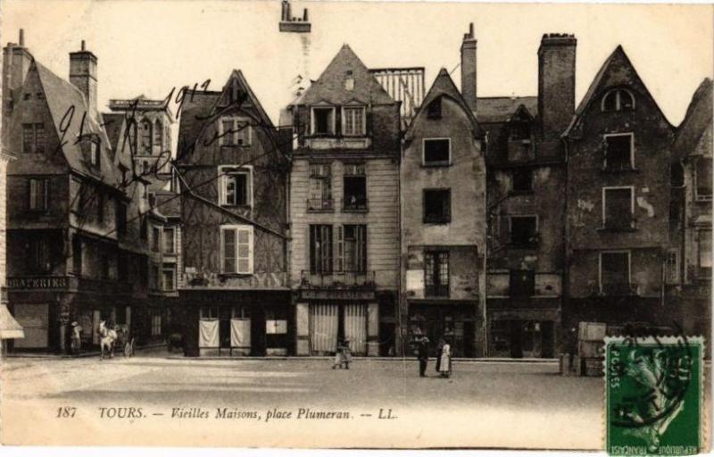 Carte postale ancienne Tours-Vieilles Maisons place Plumeran à Tours